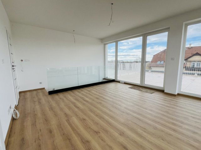 Eladó téglalakás, Debrecenben 112 M Ft, 4 szobás