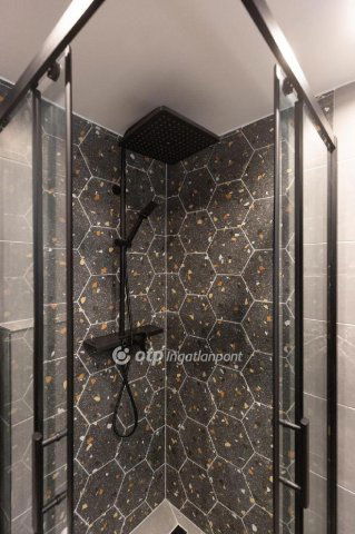 Eladó téglalakás, Budapesten, VI. kerületben 64.9 M Ft, 2 szobás