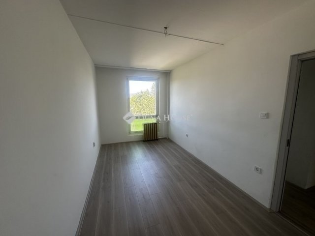 Eladó panellakás, Pécsett 47.9 M Ft, 3 szobás