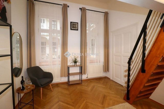 Eladó téglalakás, Budapesten, VI. kerületben 57.9 M Ft, 1 szobás
