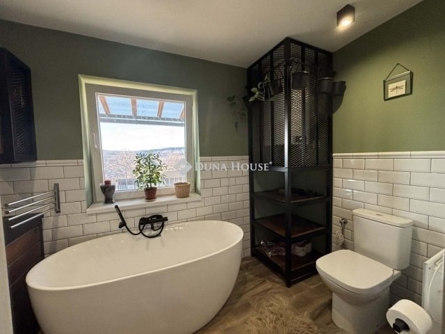 Eladó családi ház, Pécsett 122 M Ft, 3 szobás