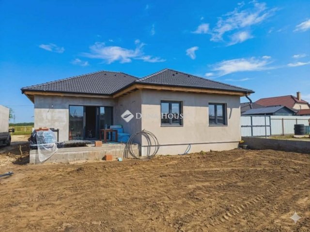 Eladó ikerház, Nyíregyházán 110 M Ft, 4 szobás