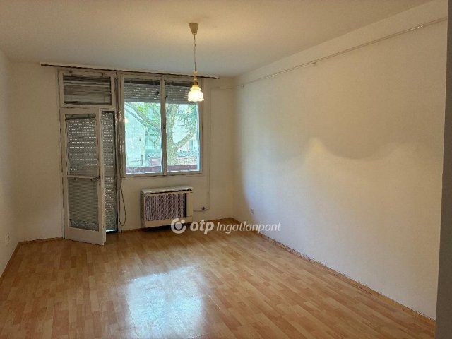 Eladó panellakás, Békésen 24 M Ft, 2 szobás