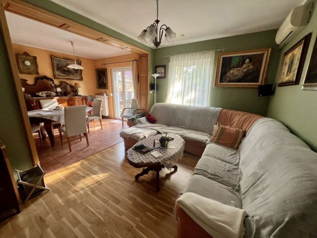 Eladó családi ház, Pécsett 177 M Ft, 6 szobás