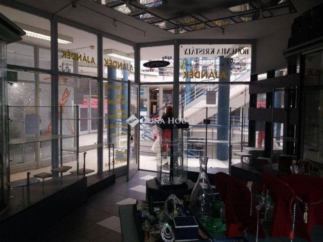 Kiadó üzlethelyiség, Pécsett, Búza téren 60 E Ft / hó