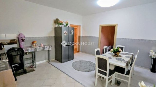 Eladó téglalakás, Kecskeméten 65.9 M Ft, 4 szobás