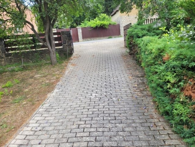 Eladó családi ház, Abaligeten 93 M Ft, 9 szobás