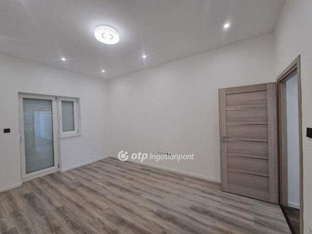 Eladó téglalakás, Pápán 17.99 M Ft, 1 szobás