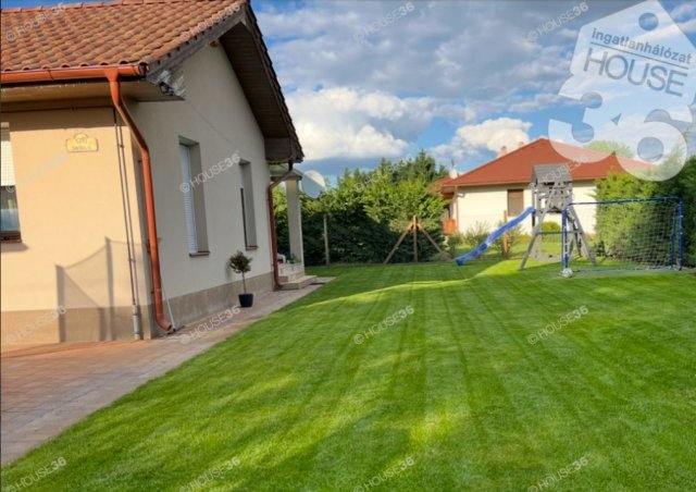 Eladó családi ház, Kecskeméten 99.99 M Ft, 6 szobás