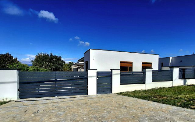 Eladó családi ház, Pécsett 118.99 M Ft, 3 szobás