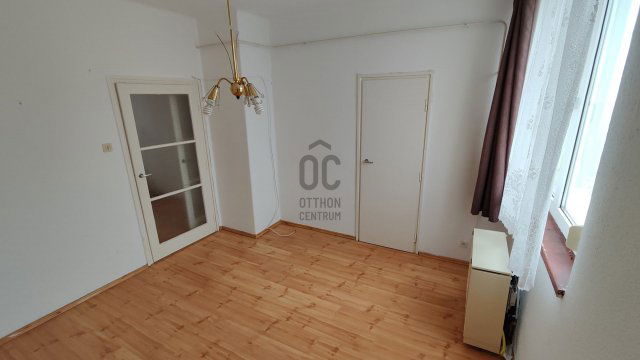 Eladó téglalakás, Várpalotán 35.5 M Ft, 2 szobás