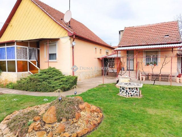 Eladó családi ház, Mikepércsen 59.99 M Ft, 4 szobás