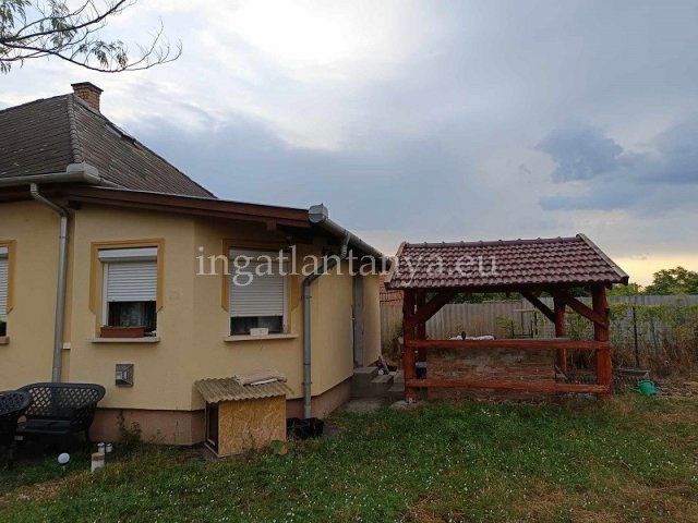 Eladó családi ház, Adácson 34.5 M Ft, 2 szobás