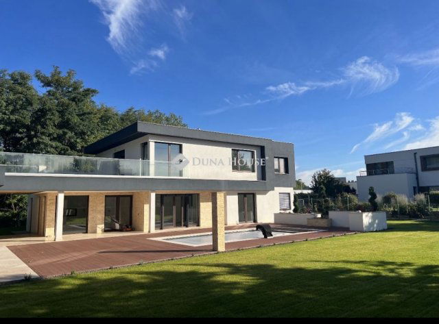 Eladó családi ház, Mogyoródon 690 M Ft, 6 szobás