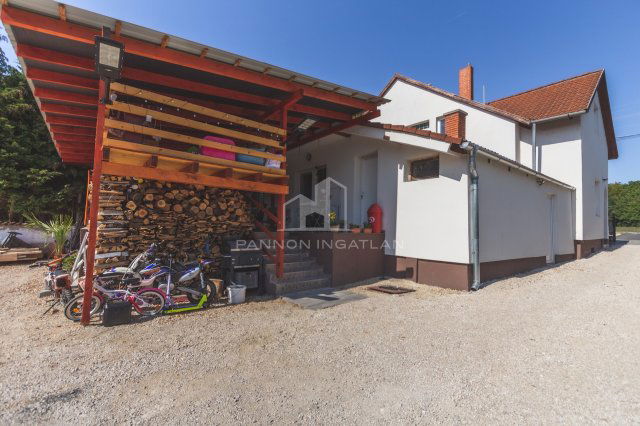 Eladó családi ház, Balatonfűzfőn 159.9 M Ft, 7 szobás