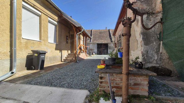 Eladó családi ház, Sopronban 75.9 M Ft, 5 szobás