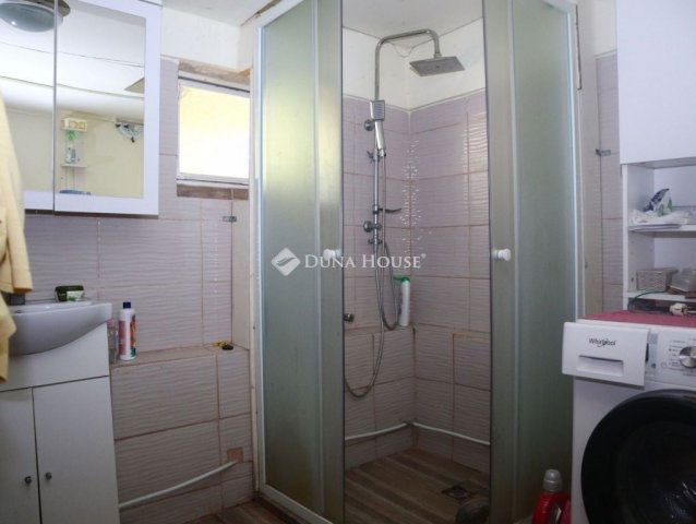 Eladó családi ház, Pécsett 50 M Ft, 5 szobás