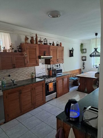 Eladó családi ház, Balatonudvariban 240 M Ft, 9 szobás