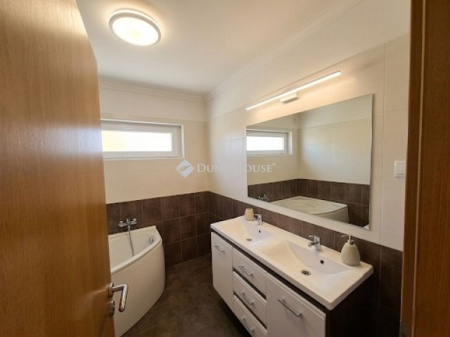 Eladó családi ház, Szegeden 155 M Ft, 4 szobás