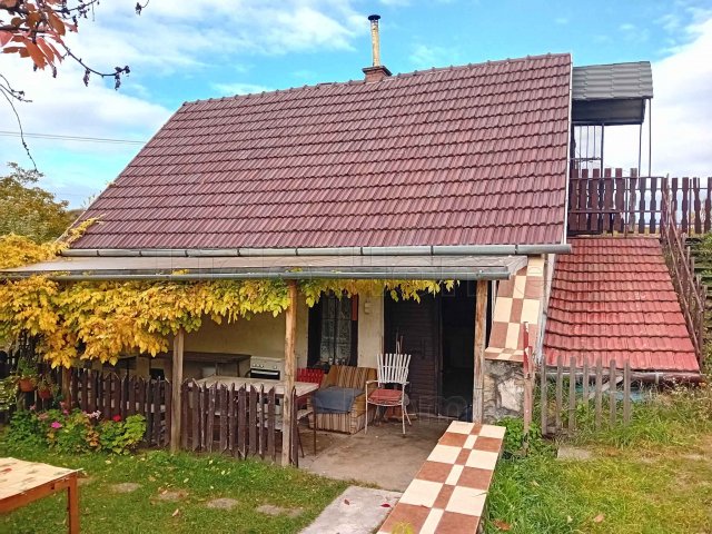 Eladó nyaraló, Pécselyen 42 M Ft, 3 szobás