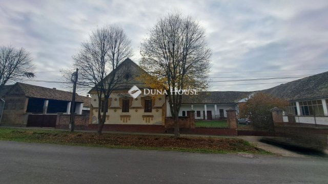 Eladó családi ház, Majson 30.9 M Ft, 3 szobás