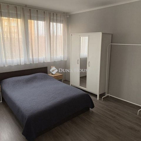 Eladó panellakás, Gödöllőn 66.5 M Ft, 2 szobás