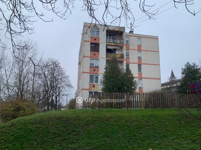 Eladó panellakás, Törökszentmiklóson 15.8 M Ft, 1 szobás