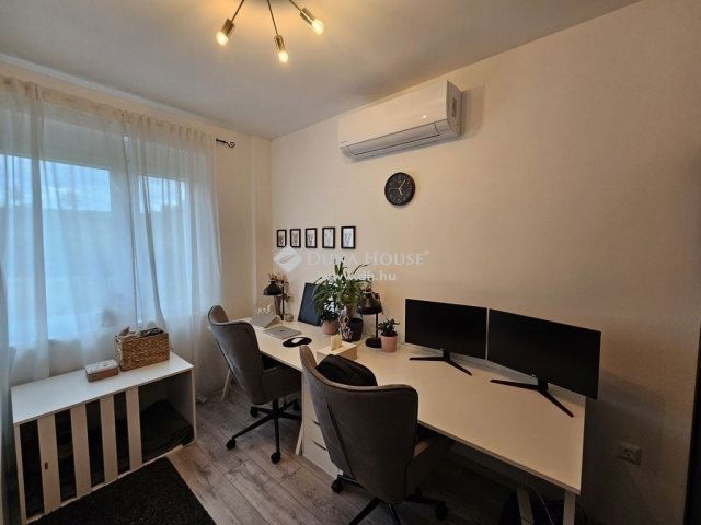 Eladó téglalakás, Pécsett 100 M Ft, 4 szobás