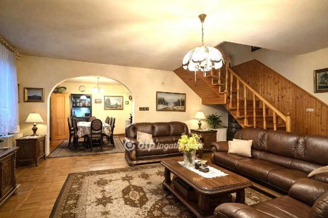 Eladó téglalakás, Győrött 100 M Ft, 4 szobás