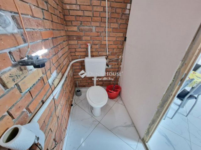 Eladó családi ház, Ercsiben 56.5 M Ft, 4 szobás