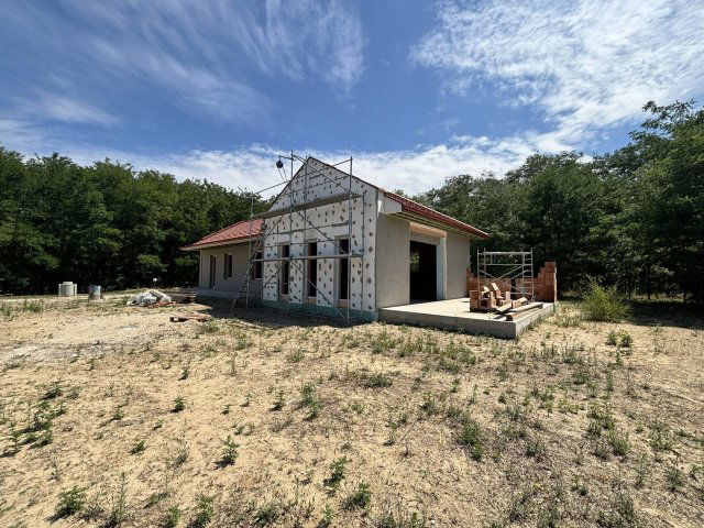 Eladó családi ház, Helvécián 119.9 M Ft, 4+1 szobás