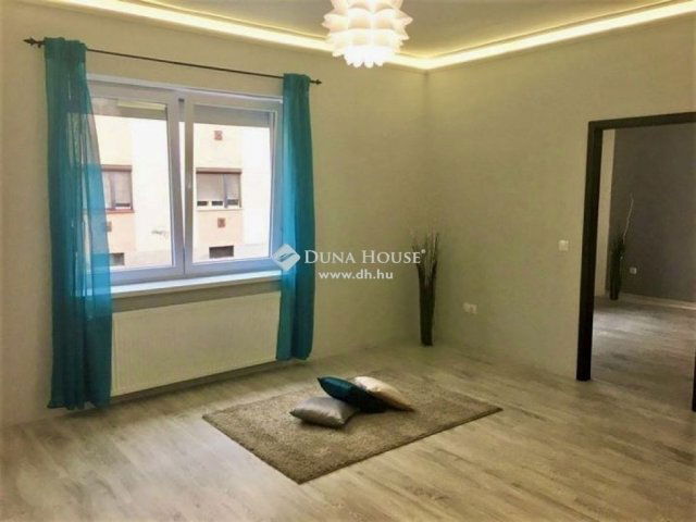 Eladó téglalakás, Pécsett 75 M Ft, 4 szobás