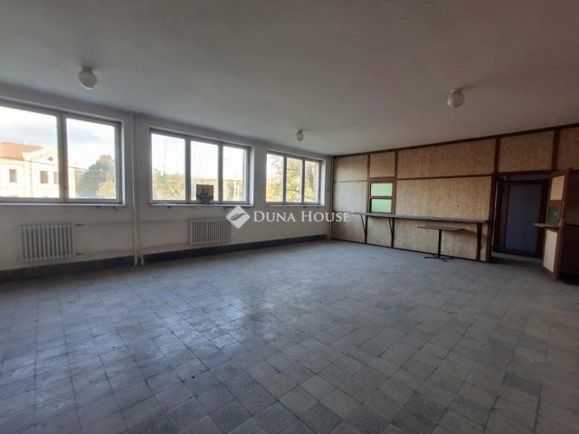 Eladó ipari ingatlan, Biharkeresztesen, Szigligeti utcában 110 M Ft