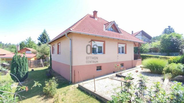 Eladó családi ház, Ajkán 71.9 M Ft, 6 szobás