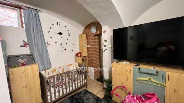 Eladó téglalakás, Pápán 25.8 M Ft, 2+1 szobás