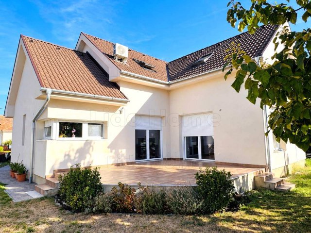 Eladó családi ház, Győrújbaráton 170 M Ft, 6 szobás