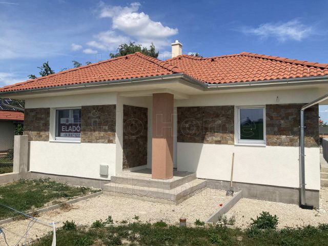 Eladó családi ház, Ságváron 77.9 M Ft, 11 szobás