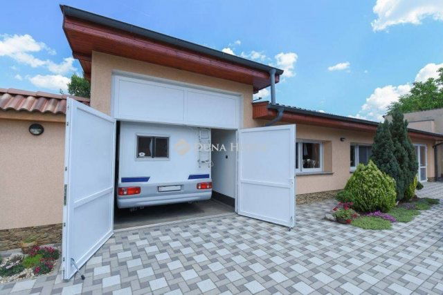 Eladó családi ház, Kecskeméten 215 M Ft, 3 szobás