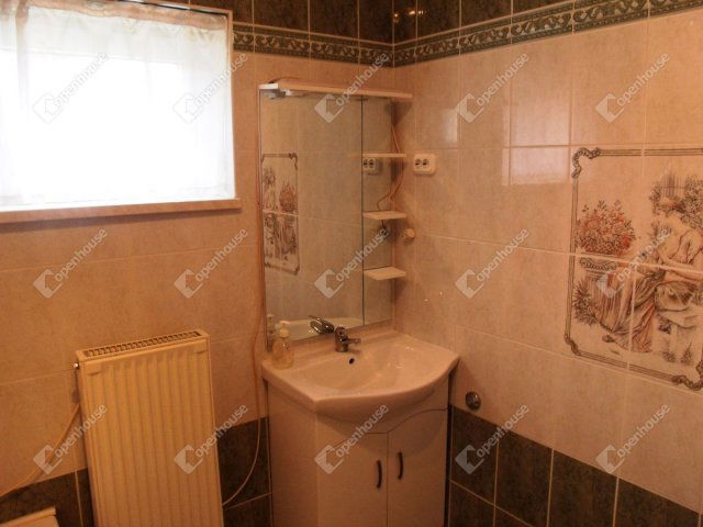 Eladó családi ház, Hévízen 119.9 M Ft, 5 szobás