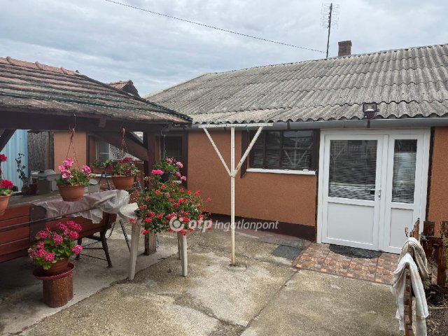 Eladó sorház, Szalkszentmártonon 27 M Ft, 2 szobás