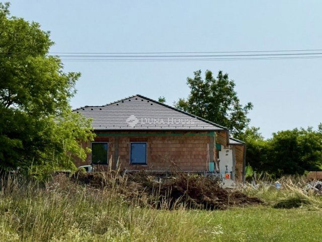 Eladó ikerház, Cserszegtomajon 69 M Ft, 4 szobás
