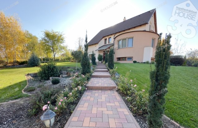 Eladó családi ház, Kecskeméten 224.9 M Ft, 7 szobás