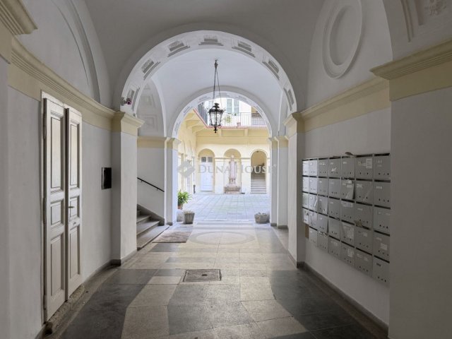 Eladó téglalakás, Budapesten, V. kerületben, Dorottya utcában