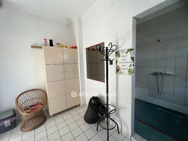 Eladó családi ház, Pápán 129 M Ft, 10 szobás