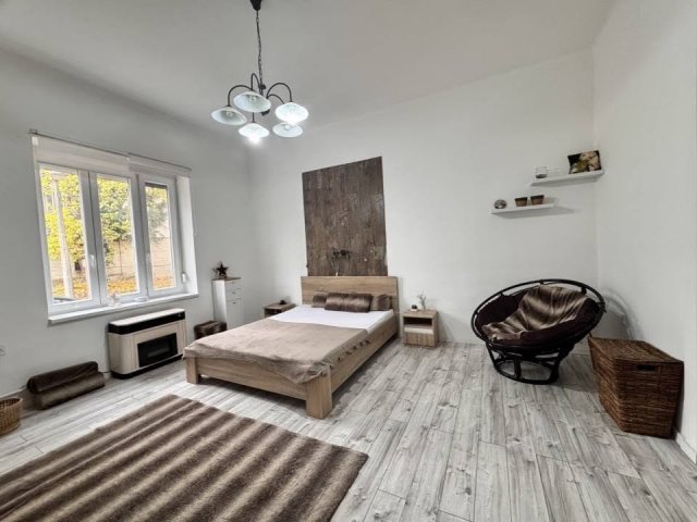 Kiadó téglalakás, albérlet, Pécsett, Lenke utcában, 3 szobás