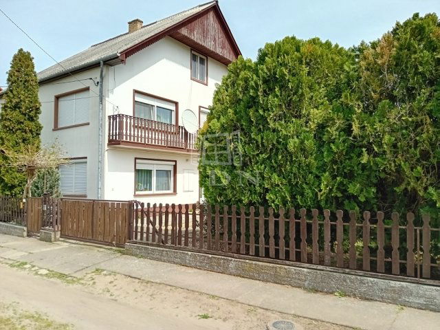 Eladó családi ház, Érsekcsanádon 44.9 M Ft, 5 szobás
