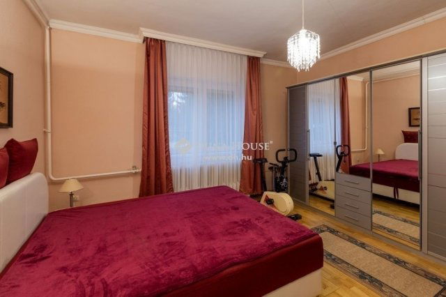 Eladó családi ház, Budakalászon 180 M Ft, 8 szobás