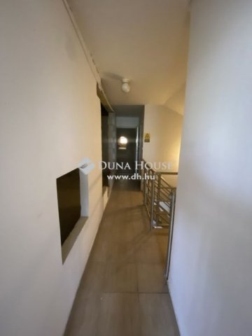 Eladó családi ház, Mendén 179.9 M Ft, 11 szobás