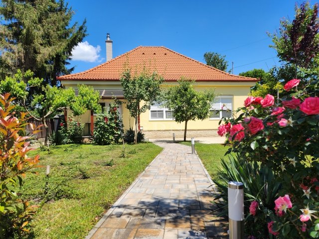 Kiadó családi ház, albérlet, Komáromban 450 E Ft / hó