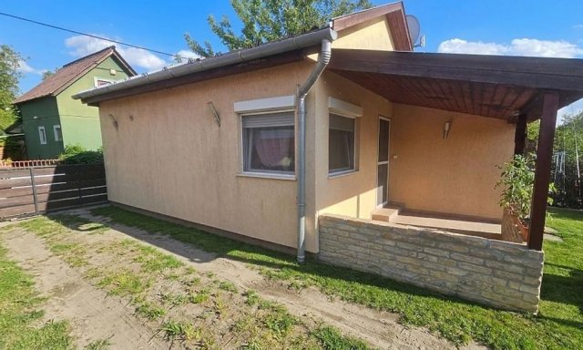 Eladó családi ház, Dunakeszin 43 M Ft, 1 szobás